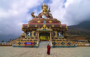 Padmasambhava statue in Takeyla